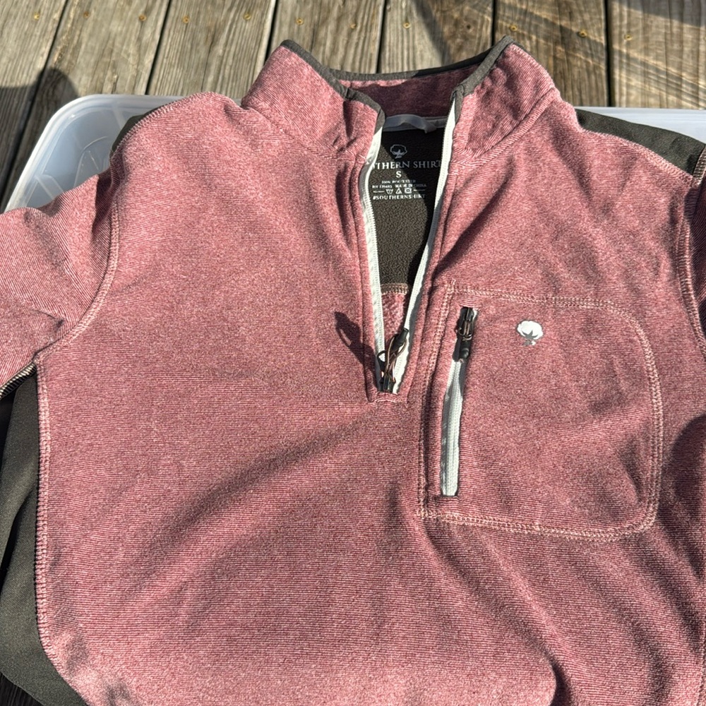 Lightweight pullover. Light burgundy. Mens size small Southern Shirt.